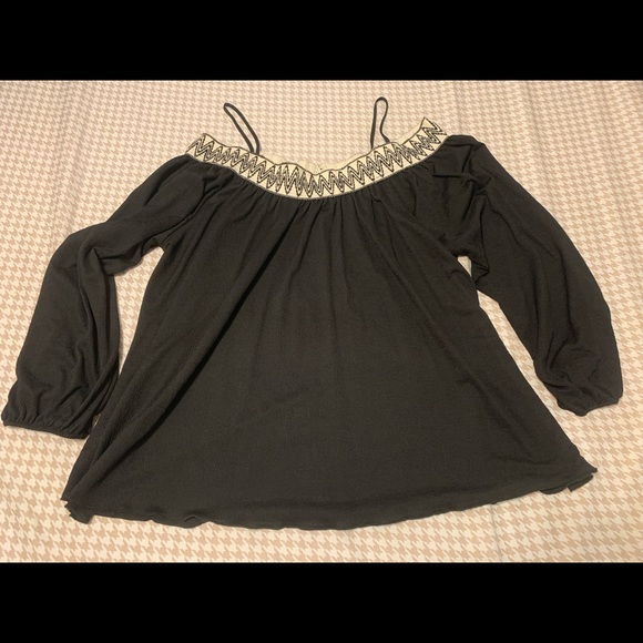 Persaya black and cream off the shoulder top. Cute stitched top design. Size 3x. - Picture 2 of 5